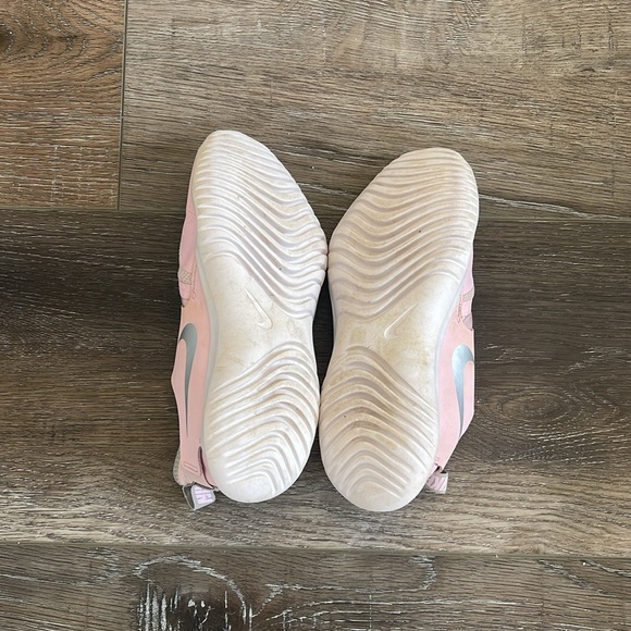 Nike girls shoes good condition size 4 - Picture 4 of 4